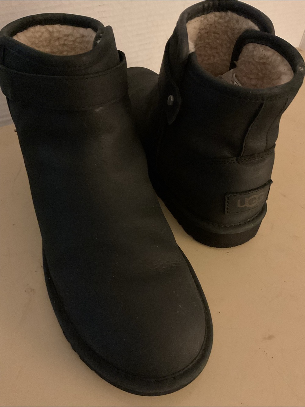 UGG women black leather Chelsea short  Ankle Boots US 8